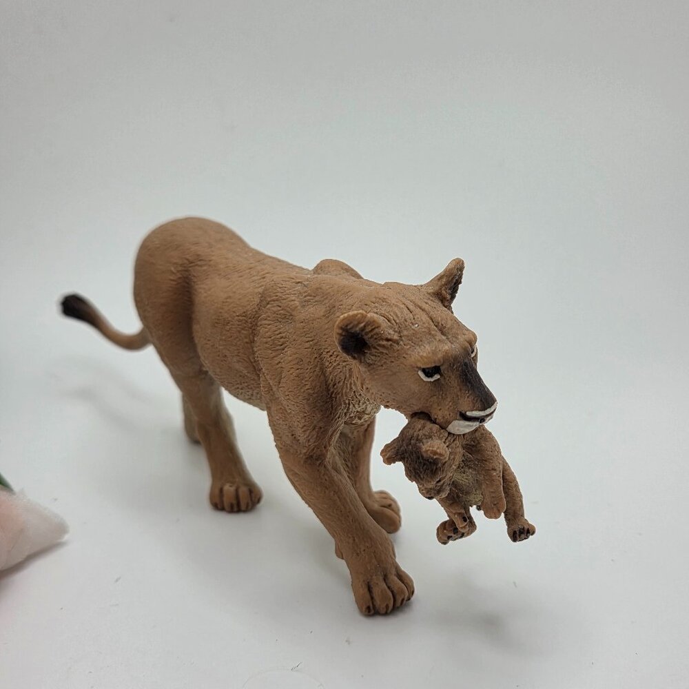 Safari Ltd LIONESS w/CUB Female Lion African Wildlife Animal Figure